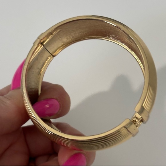 Vintage gold tone unsigned clamper bracelet - Picture 6 of 10